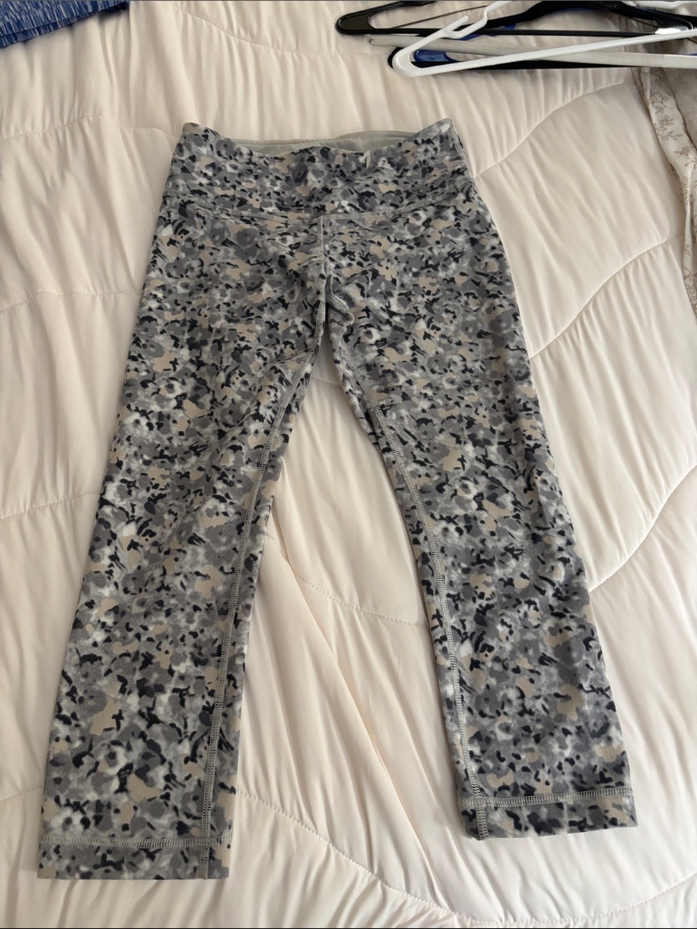 lululemon athletica Grey & Black Printed leggings cropped